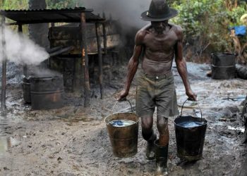 Kilang minyak ilegal di Nigeria meledak dan terbakar. (Foto: Reuters)