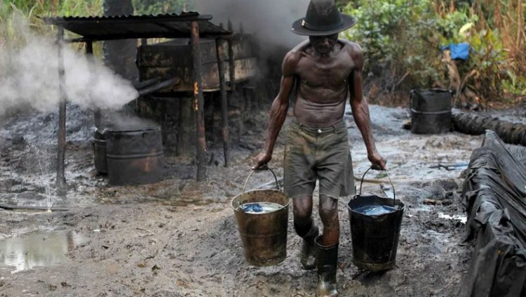 Kilang minyak ilegal di Nigeria meledak dan terbakar. (Foto: Reuters)