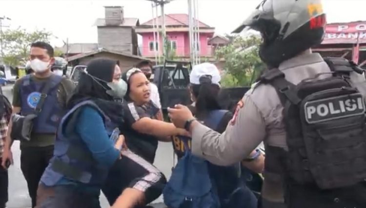 Penggerebekan kampung narkoba Puntun di Palangka Raya, Kalimantan Tengah. (Foto: iNews/Ade Sata)