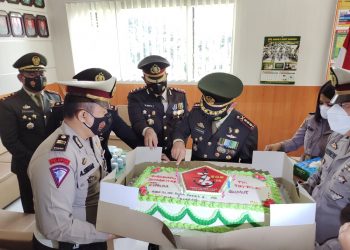 Kapolres Simalungun dan Kapolres Pematangsiantar memberikan surprise ke Mako Korem 022/Pantai Timur (PT) di Jalan Asahan Km.3,5 Kecamatan Siantar Kabupaten Simalungun dan disambut langsung Danrem 022/PT, Kolonel Inf. Parlindungan Hutagalung, S.A.P.
