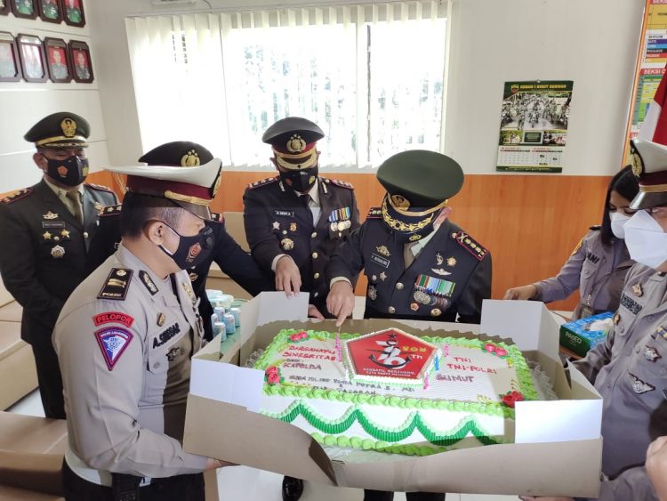 Kapolres Simalungun dan Kapolres Pematangsiantar memberikan surprise ke Mako Korem 022/Pantai Timur (PT) di Jalan Asahan Km.3,5 Kecamatan Siantar Kabupaten Simalungun dan disambut langsung Danrem 022/PT, Kolonel Inf. Parlindungan Hutagalung, S.A.P.
