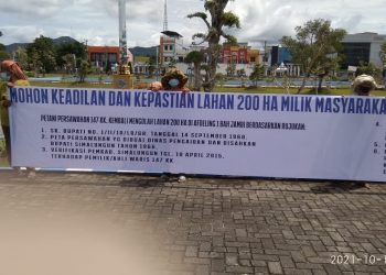 Warga Desa Mariah Jambi, Kecamatan Jawa Maraja Bah Jambi, Kabupaten Simalungun, saat unjuk rasa di kantor Bupati Simalungun, pada Senin (18/10/2021) pagi tadi, pukul 10.00 WIB.