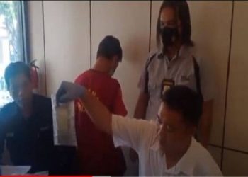 Pelaku saat diamankan di kantor polisi. iNews TV/Bala Putra