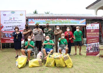 Kapolres Simalungun, AKBP Nicolas Dedy Arifianto SH, SIK, MH saat foto bersama para lansia usai menyerahkan paket sembako.