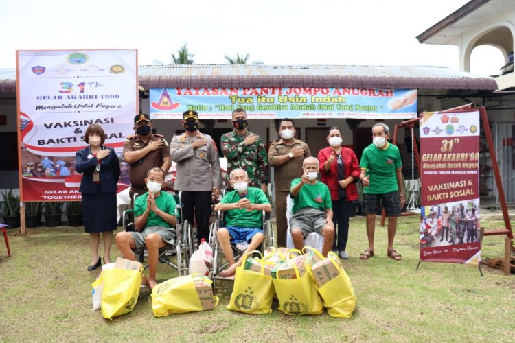 Kapolres Simalungun, AKBP Nicolas Dedy Arifianto SH, SIK, MH saat foto bersama para lansia usai menyerahkan paket sembako.