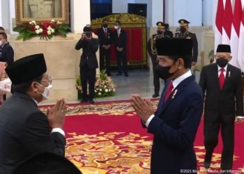Resmi! Jokowi Lantik Fadjroel Rachman hingga Rosan Roeslani jadi Dubes LBBP RI . Presiden Jokowi melantik 17 Duta Besar Luar Biasa dan Berkuasa Penuh di Istana Negara, Jakarta. (Tangkapan Layar)