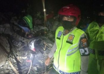 Petugas kepolisian di lokasi longsor di jalur Medan-Berastagi, Deli Serdang, Sumatera Utara. (instagram/poldasumaterautara)