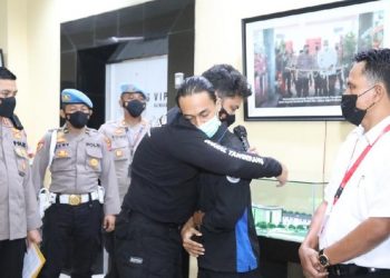 Brigadir NP dan Faris kemudian berpelukan. Momen ini diabadikan oleh sejumlah awak media