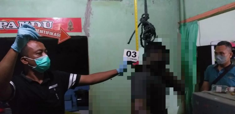 Petugas saat melakukan olah TKP.