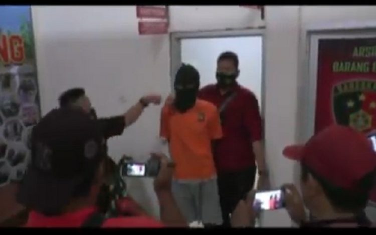 Pelaku pemerkosaan dan pembununan terhadap pelajar SD di OKU Selatan. (Foto: Teddy H)