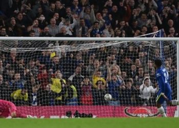 Bek Chelsea Inggris Reece James (kanan) mencetak gol dalam adu penalti untuk memberi Chelsea kemenangan dalam pertandingan sepak bola babak 16 besar Piala Liga Inggris menghadapi Southampton di Stamford Bridge di London pada 26 Oktober 2021. Glyn KIRK / AFP