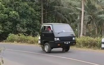 YouTuber Bapak Mustofa Kepala Janggot memodifikasi Mitsubishi L300 tahun 1981 menjadi mobil pikap buntung. (Foto: YouTube Bapak Mustofa Kepala Janggot)