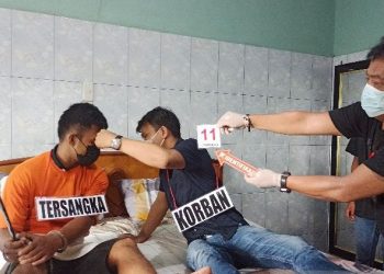 Pihak kepolisian menggelar prarekonstruksi 21 adegan pembunuhan terhadap korban bernama Benny MP Sinambela pada Kamis (14/10/2021), yang jenazahnya ditemukan dalam kondisi mengenaskan di sebuah hotel (Foto: Antara /Nur Aprilliana Br Sitorus)