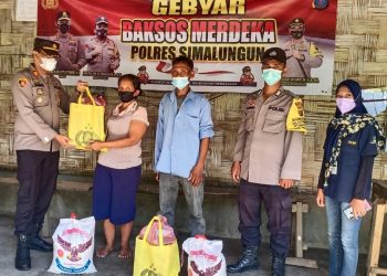 Kapolsek Perdagangan, AKP Josia, memberikan bantuan berupa sembako kepada warga terdampak Covid - 19, padab Kamis (14/10/2021) siang, pukul 11.00 WIB.