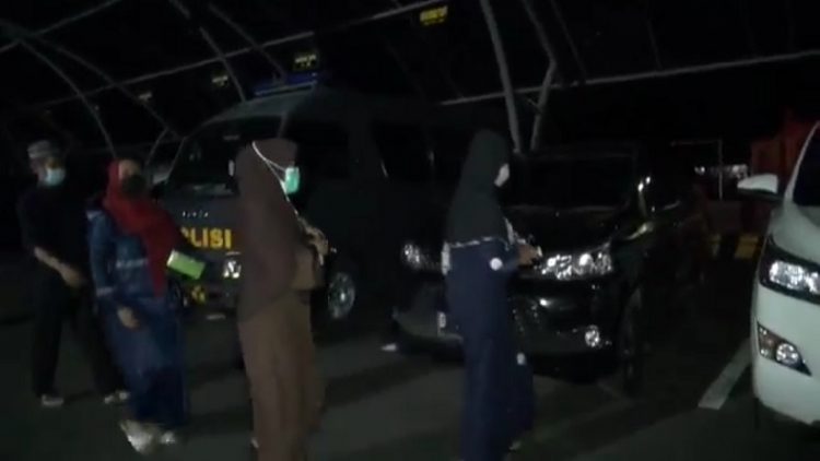 Tiga kakak kandung almarhumah Tuti bergegas masuk ke mobil dan tak bersedia memberikan keterangan kepada media terkait pemeriksaan yang mereka jalani selama 5 jam. (FOTO: iNews/YUDY HERYAWAN JUANDA)