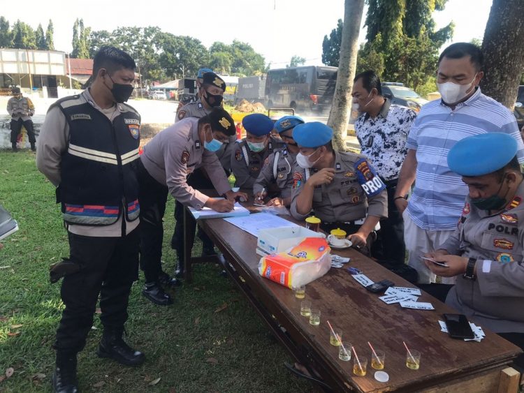 Polres Simalungun melakukan tes urine narkoba mendadak bagi seluruh anggotanya yang dilaksanakan usai apel pagi, di halaman Aspol Polres Simalungun.