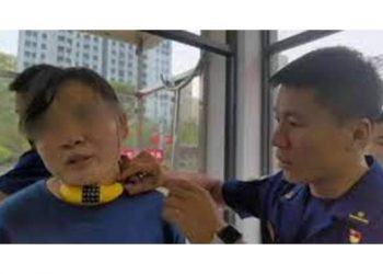 Seorang ibu meminta bantuan kepada polisi setelah anak laki-lakinya yang berusia 4 tahun memakaikan gembok sepeda di lehernya. Foto/Oddity Central