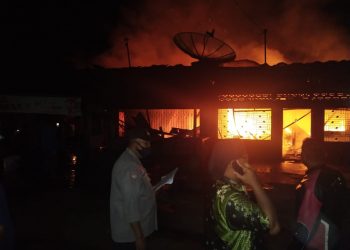 Api membakar dua unit bar di Bukit Maraja Simalungun.