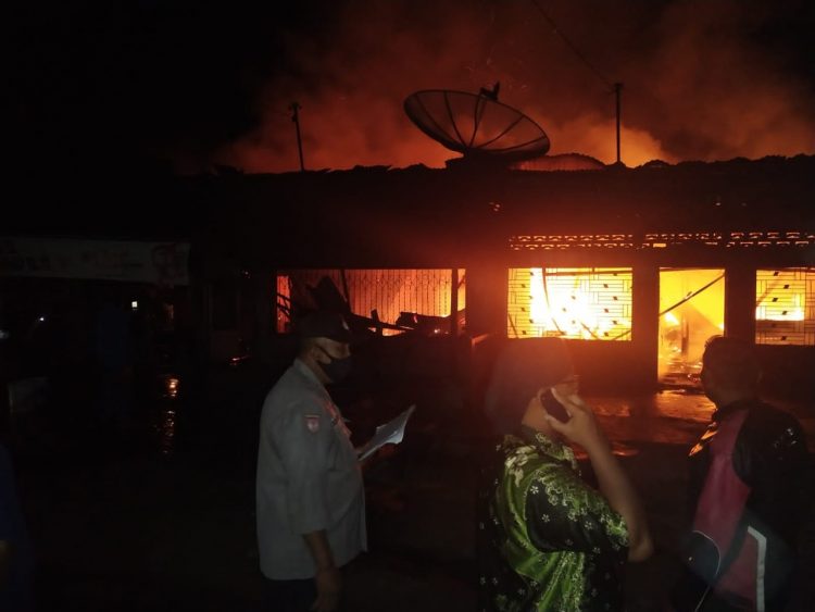 Api membakar dua unit bar di Bukit Maraja Simalungun.