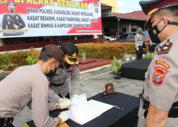 Kapolres Pematangsiantar, AKBP Boy Sutan Binanga Siregar S.I.K, pimpin upacara Serah Terima Jabatan (Sertijab) 7 pejabat Polres Pematangsiantar, Selasa (16/11/2021) pagi tadi, pukul 08.00 WIB,di Lapangan Apel Kapolres Pematangsiantar.