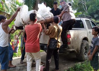 Mayat korban dievakuasi petugas bersama warga.