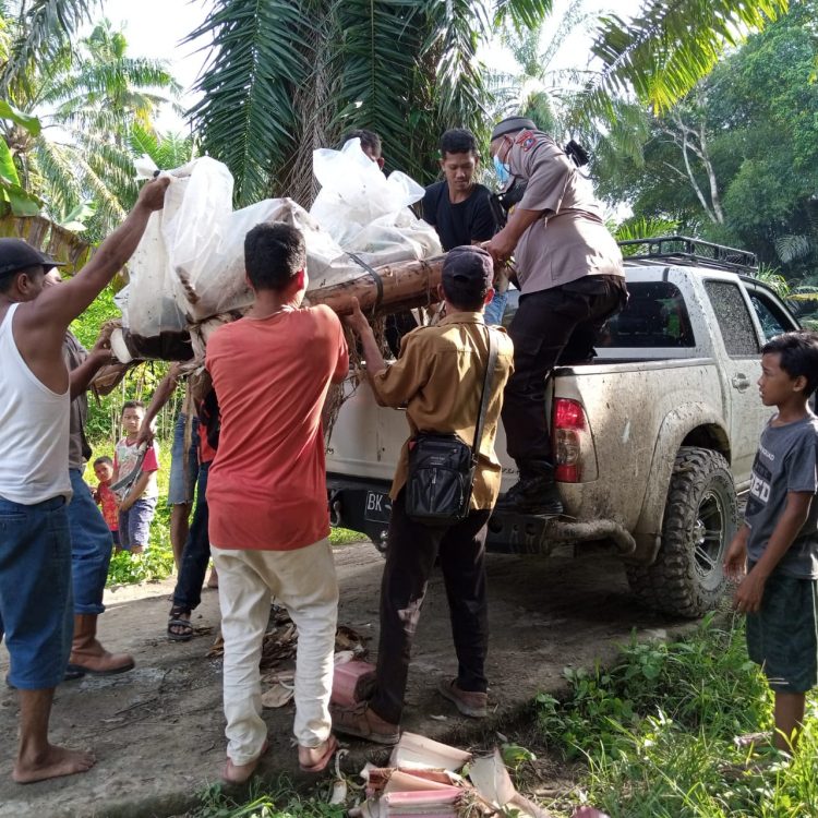 Mayat korban dievakuasi petugas bersama warga.