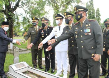 Kapolres Pematangsiantar, AKBP Boy Sutan Binanga Siregar, S.I.K, bersama Forum Komunikasi Pimpinan Daerah (Forkompimda) setempat saat tabur bunga di makam pahlawan, Rabu (10/11/2021) pagi, pukul 08.00 WIB, di Taman Makam Pahlawan (TMP) Kota Pematangsiantar.