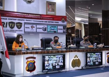 Kapolda Sumatera Utara, Irjen. Pol. Drs. R. Z. Panca Putra S., M.Si., didampingi Kabid Humas Polda Sumut, Kombes Hadi Wahyudi, S.I.K., S.H., saat memberikan arahan kepada peserta.