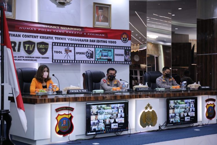 Kapolda Sumatera Utara, Irjen. Pol. Drs. R. Z. Panca Putra S., M.Si., didampingi Kabid Humas Polda Sumut, Kombes Hadi Wahyudi, S.I.K., S.H., saat memberikan arahan kepada peserta.