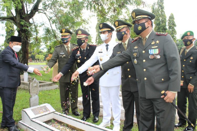 Kapolres Pematangsiantar, AKBP Boy Sutan Binanga Siregar, S.I.K, bersama Forum Komunikasi Pimpinan Daerah (Forkompimda) setempat saat tabur bunga di makam pahlawan, Rabu (10/11/2021) pagi, pukul 08.00 WIB, di Taman Makam Pahlawan (TMP) Kota Pematangsiantar.