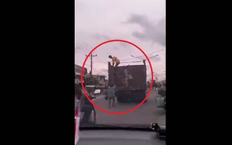 Tangkapan Layar 2 Bajing Loncat Terekam Kamera Warga Curi Besi dari Truk