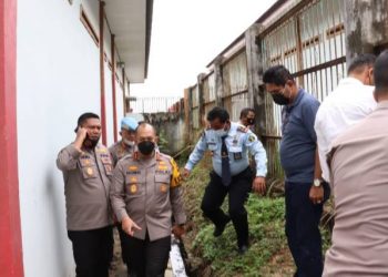 Kapolda Jambi Irjen Pol A Rachmad Wibowo meninjau langsung lokasi LPK Anak yang menjadi tempat kabur 23 tahanan.Foto/Azhari Sultan Jambi
