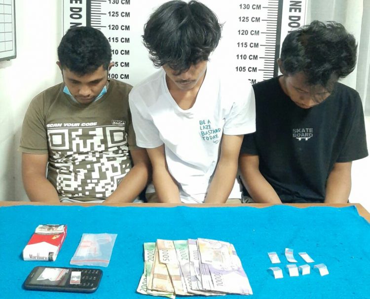 Foto ketiga pelaku dan barang bukti yang diamankan Sat Narkoraba Polres Pematangsiantar.