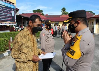 Kapolres Pematangsiantar, AKBP Boy Sutan Binanga Siregar, S.I.K, MH, mengucapkan selamat memasuki purna bhakti kepada AKP Ruslan dan Iptu Klinus Sitinjak, di halaman apel Mapolres Pematangsiantar, pada Selasa (30/11/2021) pagi tadi, pukul 08.00 WIB.