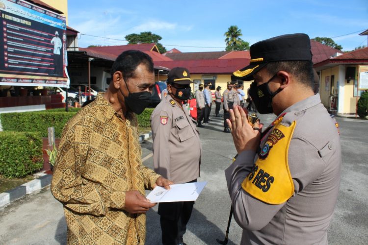 Kapolres Pematangsiantar, AKBP Boy Sutan Binanga Siregar, S.I.K, MH, mengucapkan selamat memasuki purna bhakti kepada AKP Ruslan dan Iptu Klinus Sitinjak, di halaman apel Mapolres Pematangsiantar, pada Selasa (30/11/2021) pagi tadi, pukul 08.00 WIB.