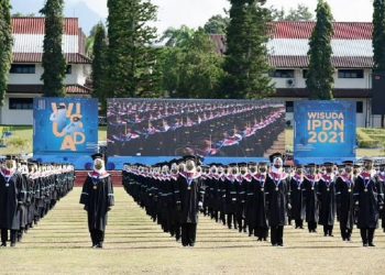 Mahasiswa Institut Pemerintahan Dalam Negeri (IPDN) mengikuti prosesi wisuda. Foto/Dok/IPDN