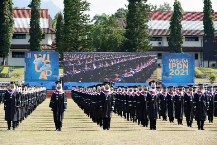 Mahasiswa Institut Pemerintahan Dalam Negeri (IPDN) mengikuti prosesi wisuda. Foto/Dok/IPDN