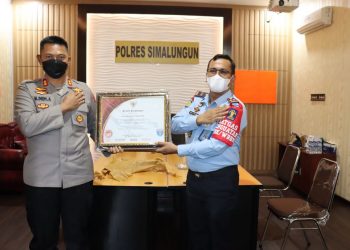 Kapolres Simalungun, AKBP Nicolas Dedy Arifianto, S.H., S.I.K., M.H, menerima penghargaan dari Kemenkumham yang diserahkan Kalapas Kelas-IIA Pematangsiantar, Rudy F. Sianturi Amd.IP, SH, di Mako Polres Simalungun, Selasa (9/11/2021).