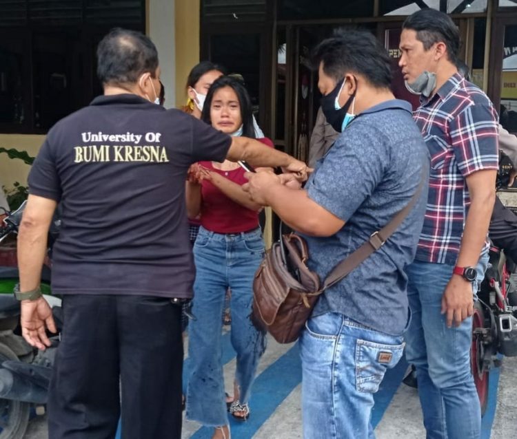 Korban (baju merah) memberikan keterangan kepada pihak Kepolisian.