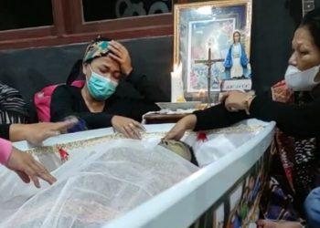 Almarhum Marlundu Situmorang disemayamkan di rumah duka, Anju Karoeke, Tuktuk Siadong, yang merupakan lokasi usaha dari almarhum.  (Sumber Facebook)