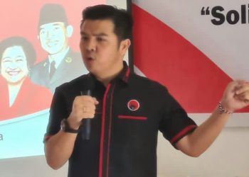 Bane Raja Manalu, saat memberikan materi tentang komunikasi politik.