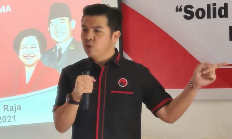 Bane Raja Manalu, saat memberikan materi tentang komunikasi politik.