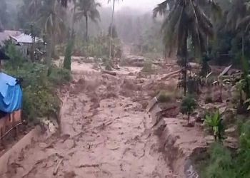 Banjir melanda Desa Tolang, Kabupaten Tapanuli Selatan. Akibatnya, dapur rumah milik warga nyaris hanyut, sedangkan dua unit bendungan rusak parah. Foto/SINDOnews/Zia Nasution