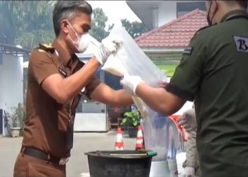 Kejari Medan, memusnahkan barang bukti senilai Rp3,3 miliar hasil dari berbagai tindak pidana yang telah berkekuatan hukum tetap. Foto/iNews TV/Said Ilham