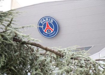 Logo Paris Saint-Germain (PSG) terpampang di luar Parc des Princes di Paris. Foto diambil pada 10 Agustus 2021. Zakaria ABDELKAFI / AFP.