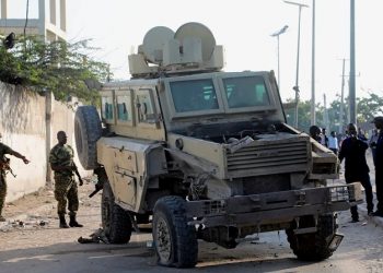 Pasukan penjaga perdamaian Misi Uni Afrika di Somalia (AMISOM) tengah memeriksa kendaraan militer yang rusak akibat aksi bom bunuh diri 11 November 2021. (Foto: REUTERS)