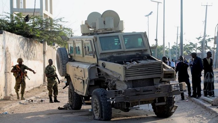 Pasukan penjaga perdamaian Misi Uni Afrika di Somalia (AMISOM) tengah memeriksa kendaraan militer yang rusak akibat aksi bom bunuh diri 11 November 2021. (Foto: REUTERS)