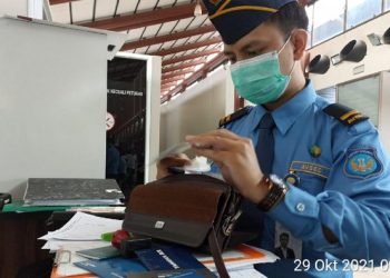 Foto: Seorang cleaning service Bandara Soekarno-Hatta (Soetta), Tangerang, Banten, menemukan cek senilai Rp 35,9 miliar milik seorang penumpang. (dok Istimewa)