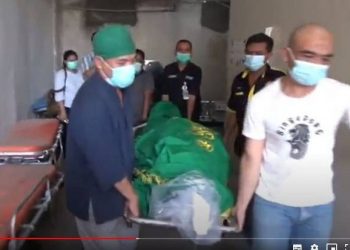 Jenajah I Gede Suparta Budisatria, Dekan Fakultas Peternakan UGM yang meninggal dalam kecelakaan dievakuasi ke Rumah Sakit Abdul Radjak, Purwakarta. iNews TV/Irwan