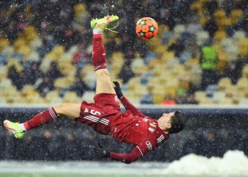Gol Salto Lewandowski Tak Terbendung Salju & Lepasnya Tali Sepatu. (Getty Images)
